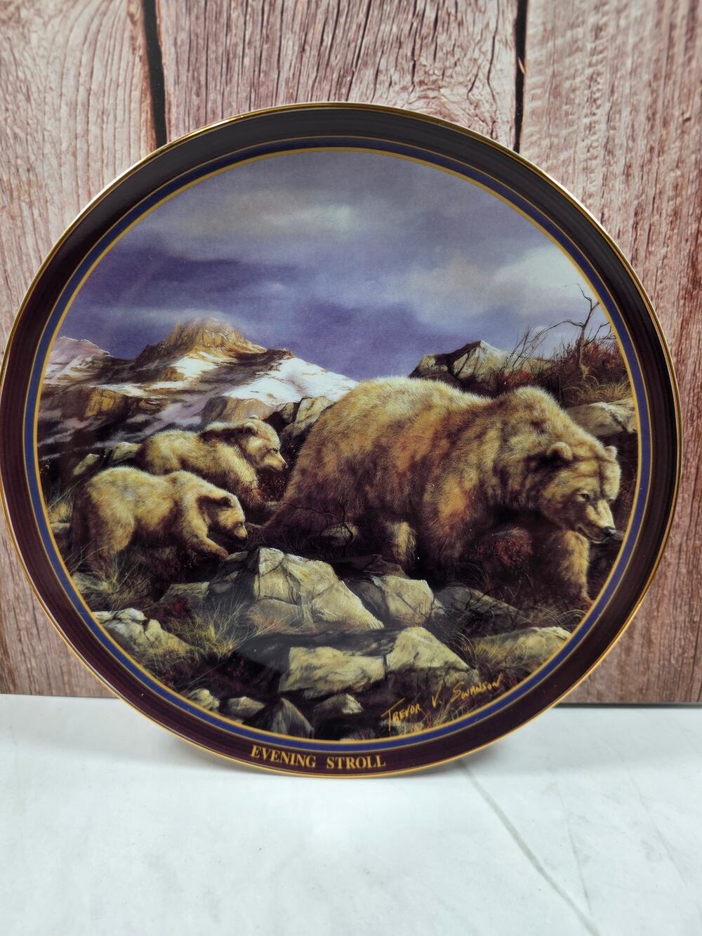 Islandia "Evening Stroll" Collectors plate